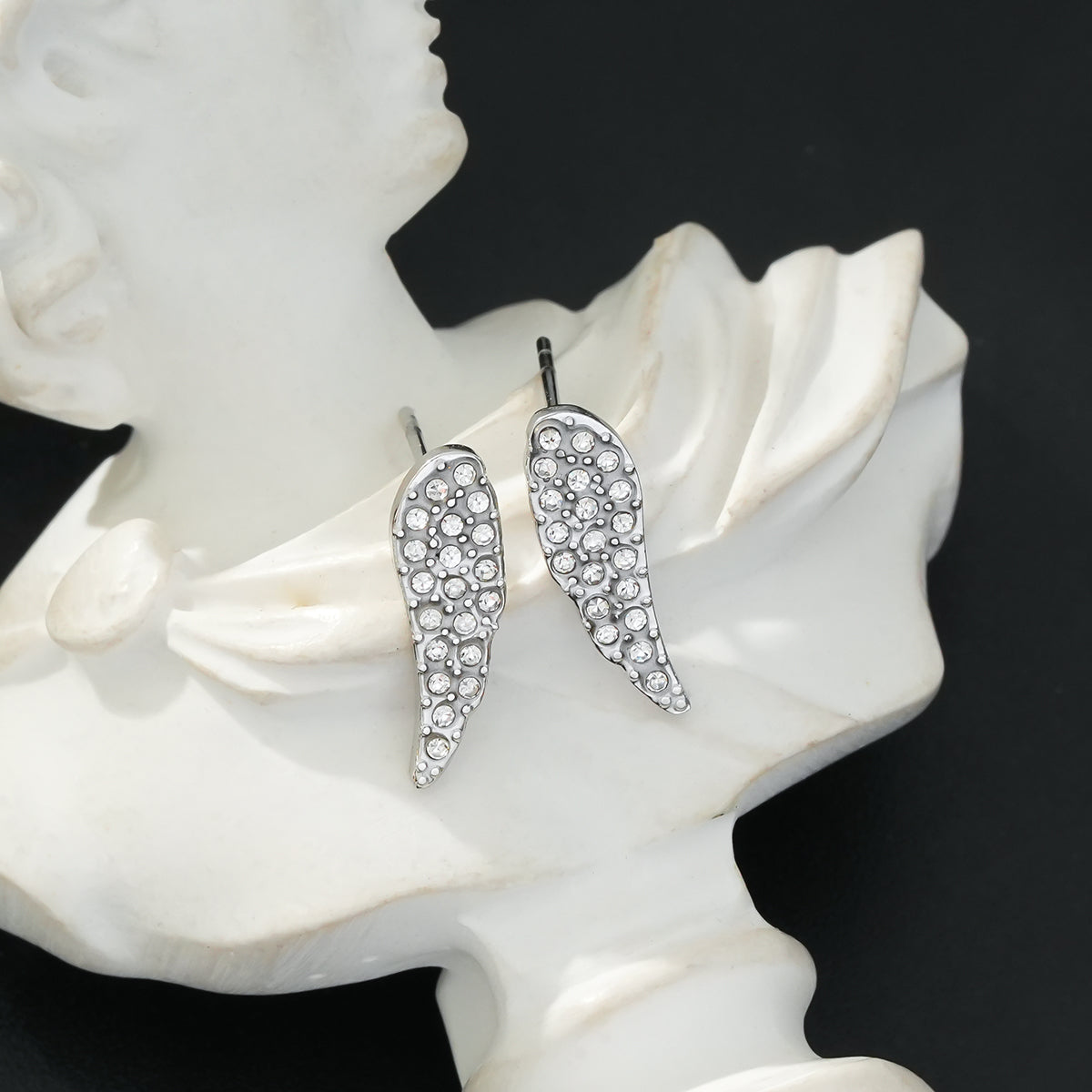 COMPTON Or blanc (ton argenté) : Boucles d'oreilles clous en forme d'aile avec pavé de zircone éblouissant – Un éclat élégant pour chaque occasion