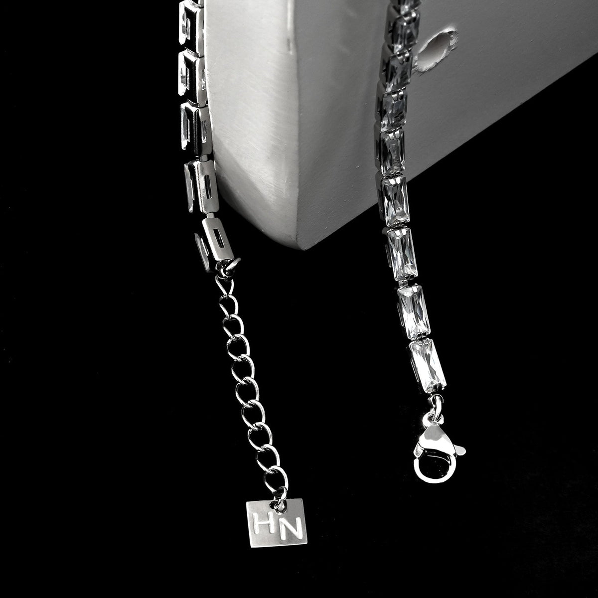 MELLISH : Bracelet de tennis rectangulaire en zircone (CZ) de style rétro en or blanc plaqué argent