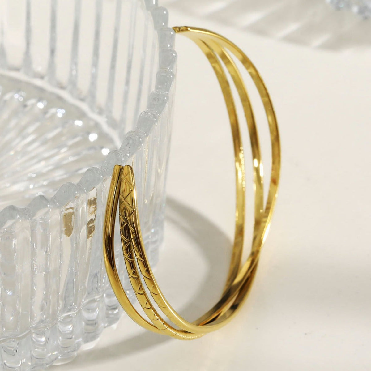 Style RENIE : Bracelet Overpass triple épaisseur avec motifs crantés