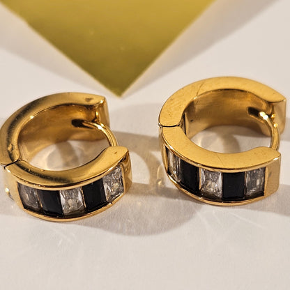 LOTTA : Petites boucles d’oreilles créoles en zircone incrustée noir et blanc rétro