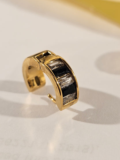 LOTTA : Petites boucles d’oreilles créoles en zircone incrustée noir et blanc rétro