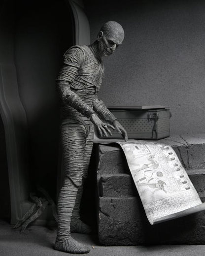 Figurine Universal Monsters - La Momie Suprême (Noir et Blanc)
