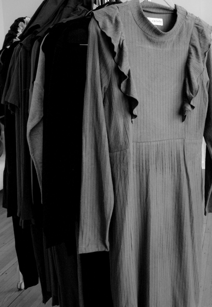 Robe de maternité à volants marron chocolat