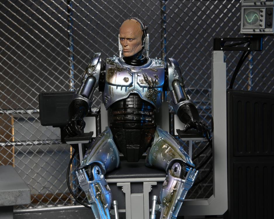 NECA - RoboCop Ultime Endommagé au Combat avec Chaise