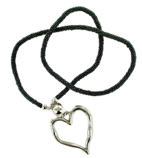 Collier ras de cou en perles avec cœur ouvert