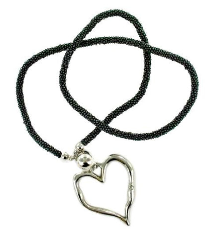 Collier ras de cou en perles avec cœur ouvert
