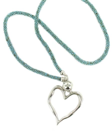 Collier ras de cou en perles avec cœur ouvert