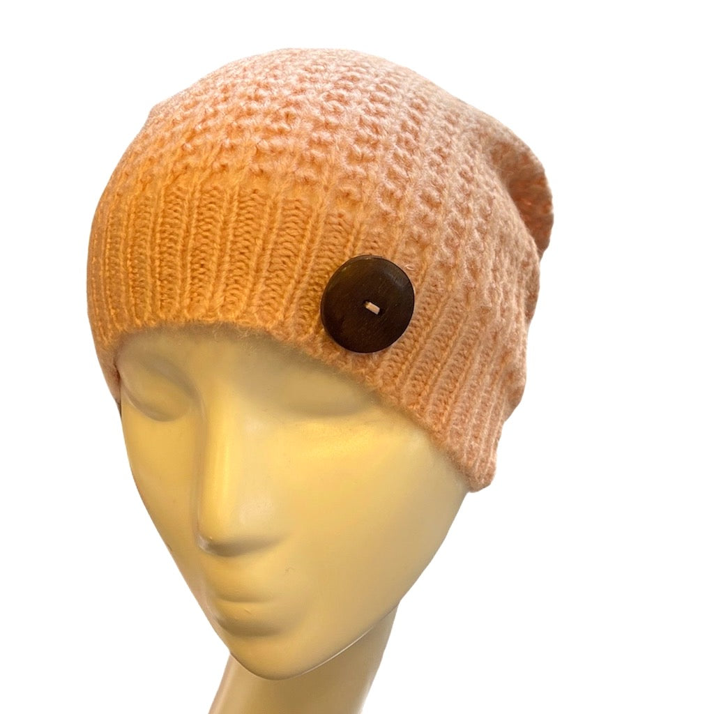 Bonnet en tricot simple avec bouton