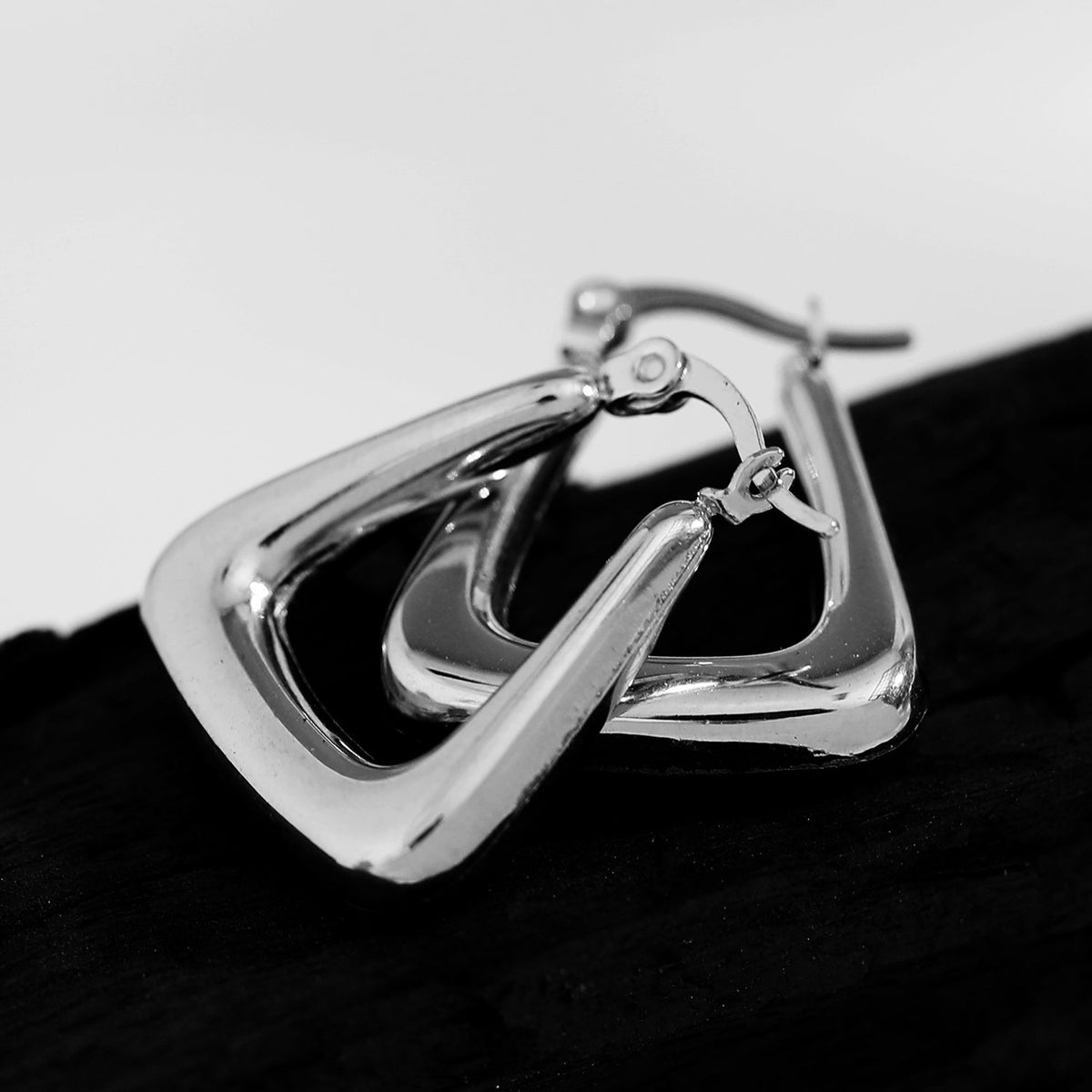 ANIKA : Boucles d'oreilles créoles mini chunky triangulaires or blanc (ton argent)