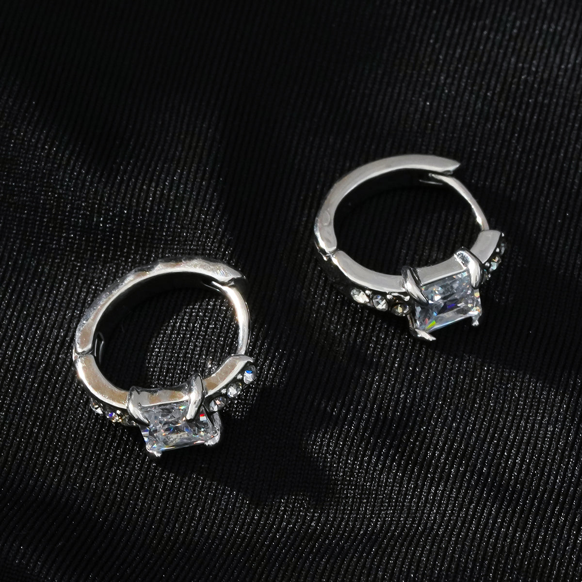 ASTORIA Or Blanc (Ton Argent) : Mini Créoles Or Incrustées de Pierres en Zirconium