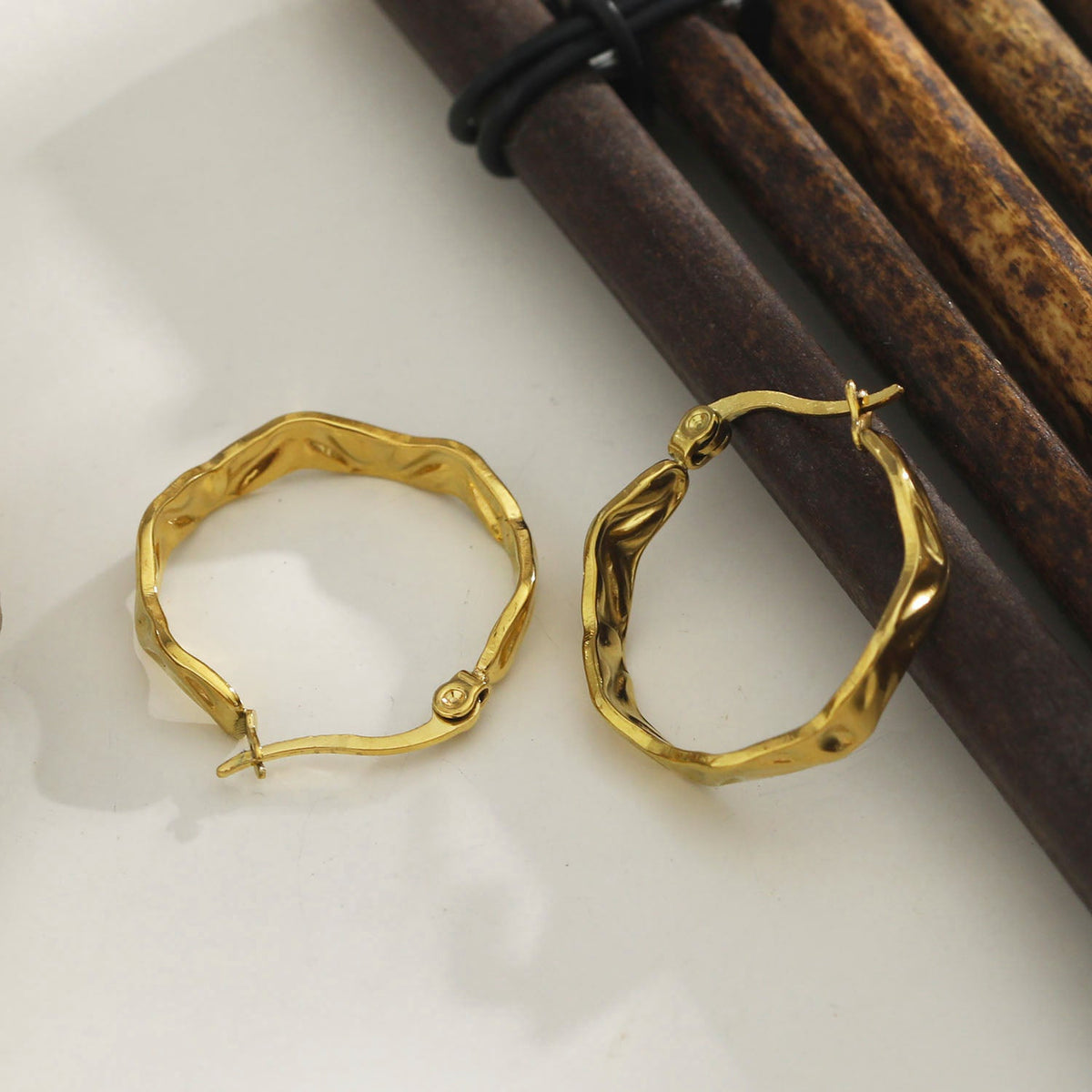 BARDELLO : Boucles d'oreilles créoles torsadées texturées ondulées, du matin au soir