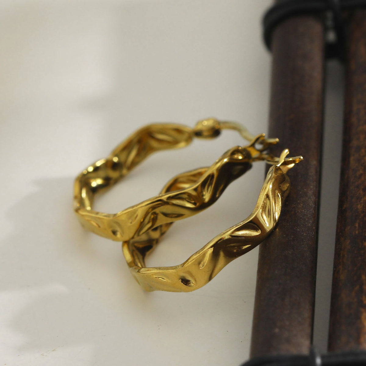 BARDELLO : Boucles d'oreilles créoles torsadées texturées ondulées, du matin au soir