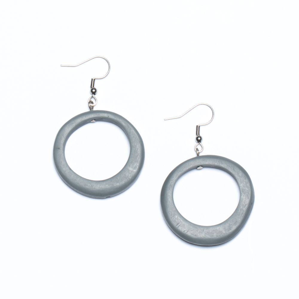 Boucles d'oreilles créoles simples en résine