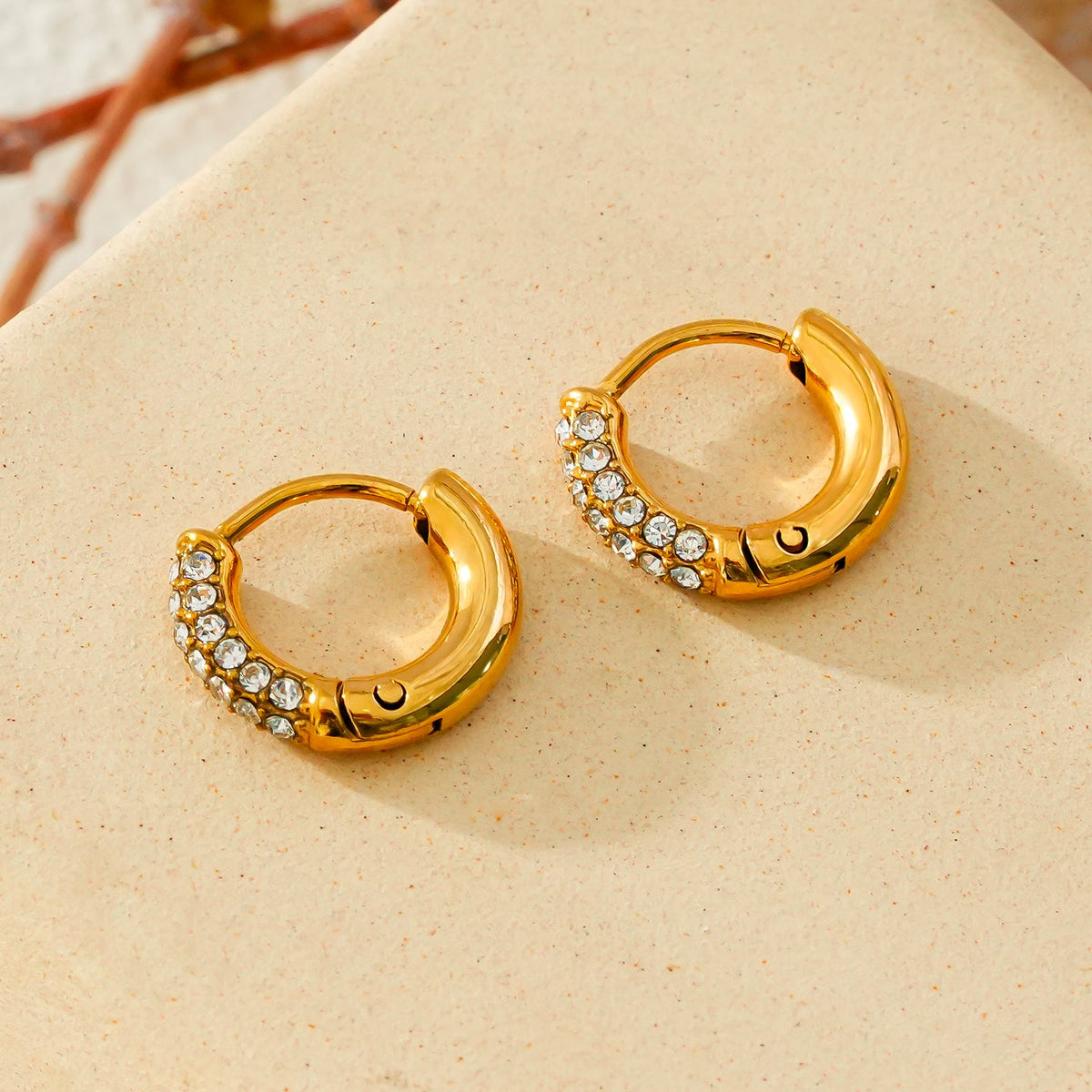 BISHO Gold : rangées étincelantes de zircone pavée sur des mini-créoles classiques