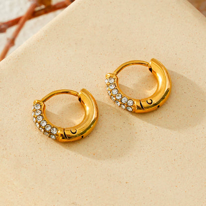 BISHO Gold : rangées étincelantes de zircone pavée sur des mini-créoles classiques