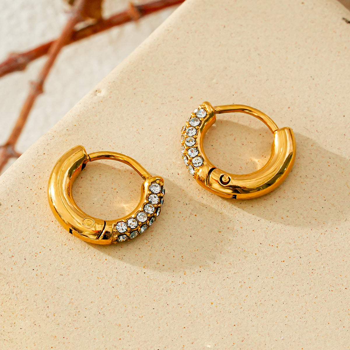 BISHO Gold : rangées étincelantes de zircone pavée sur des mini-créoles classiques
