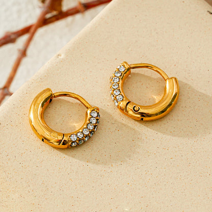 BISHO Gold : rangées étincelantes de zircone pavée sur des mini-créoles classiques