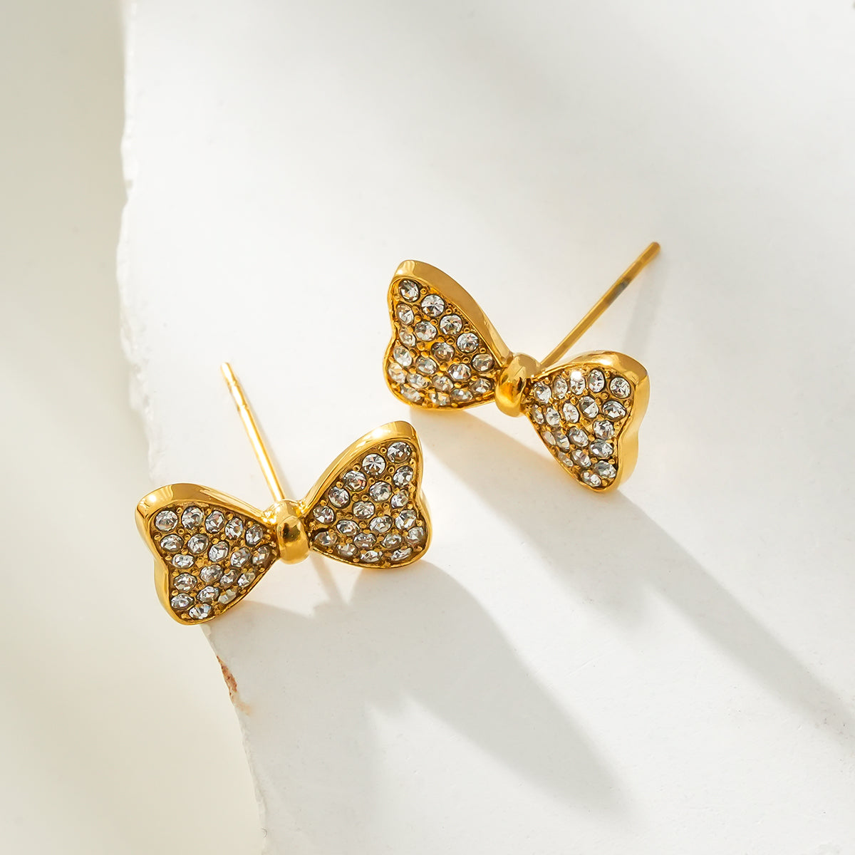 BOWEN : boucles d'oreilles clous en forme d'arc avec oxyde de zirconium (CZ) serti.
