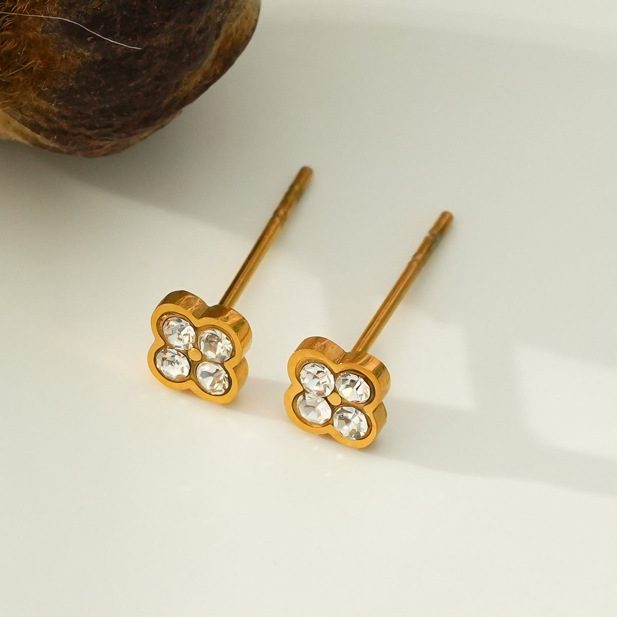 CATFORD Gold : Mini clous d'oreilles en zircone (CZ) en forme de trèfle