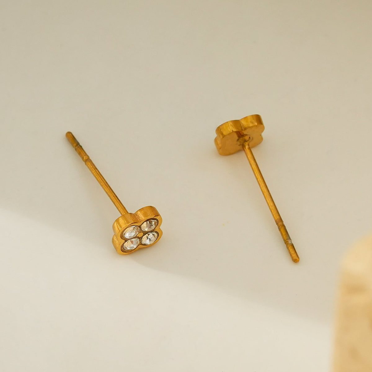 CATFORD Gold : Mini clous d'oreilles en zircone (CZ) en forme de trèfle
