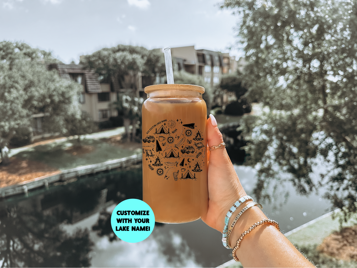 Verre à bière en forme de canette personnalisé avec motif de camping et couvercle en bambou | Verre à canette motif lac