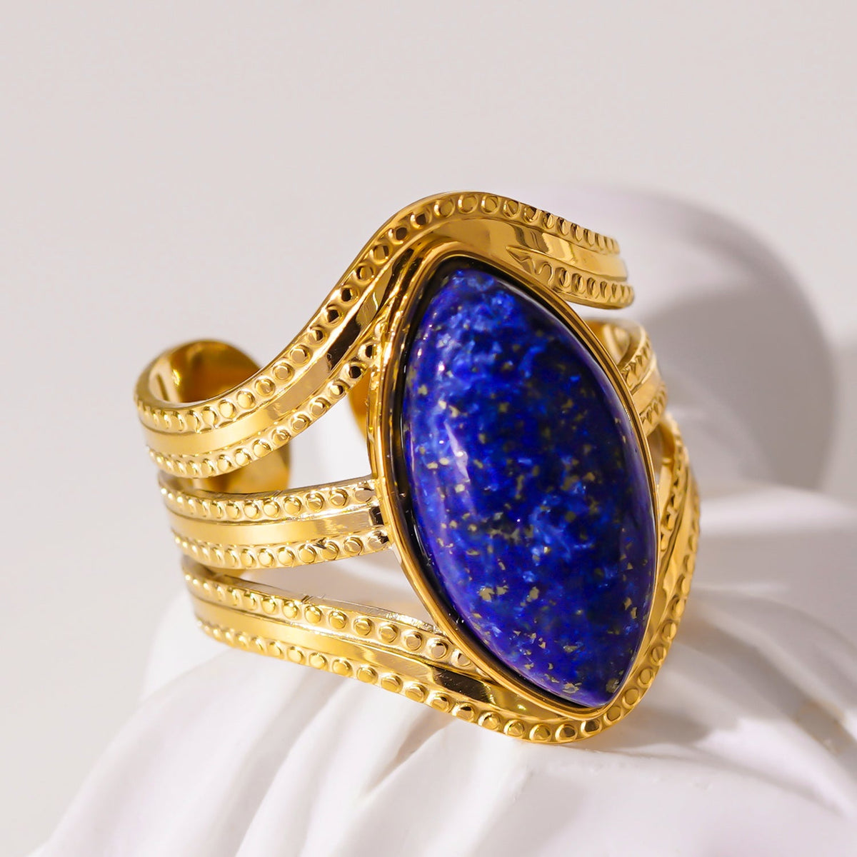 TIAMO : Bague d'inspiration vintage avec triple anneau orné et pièce maîtresse en lapis-lazuli