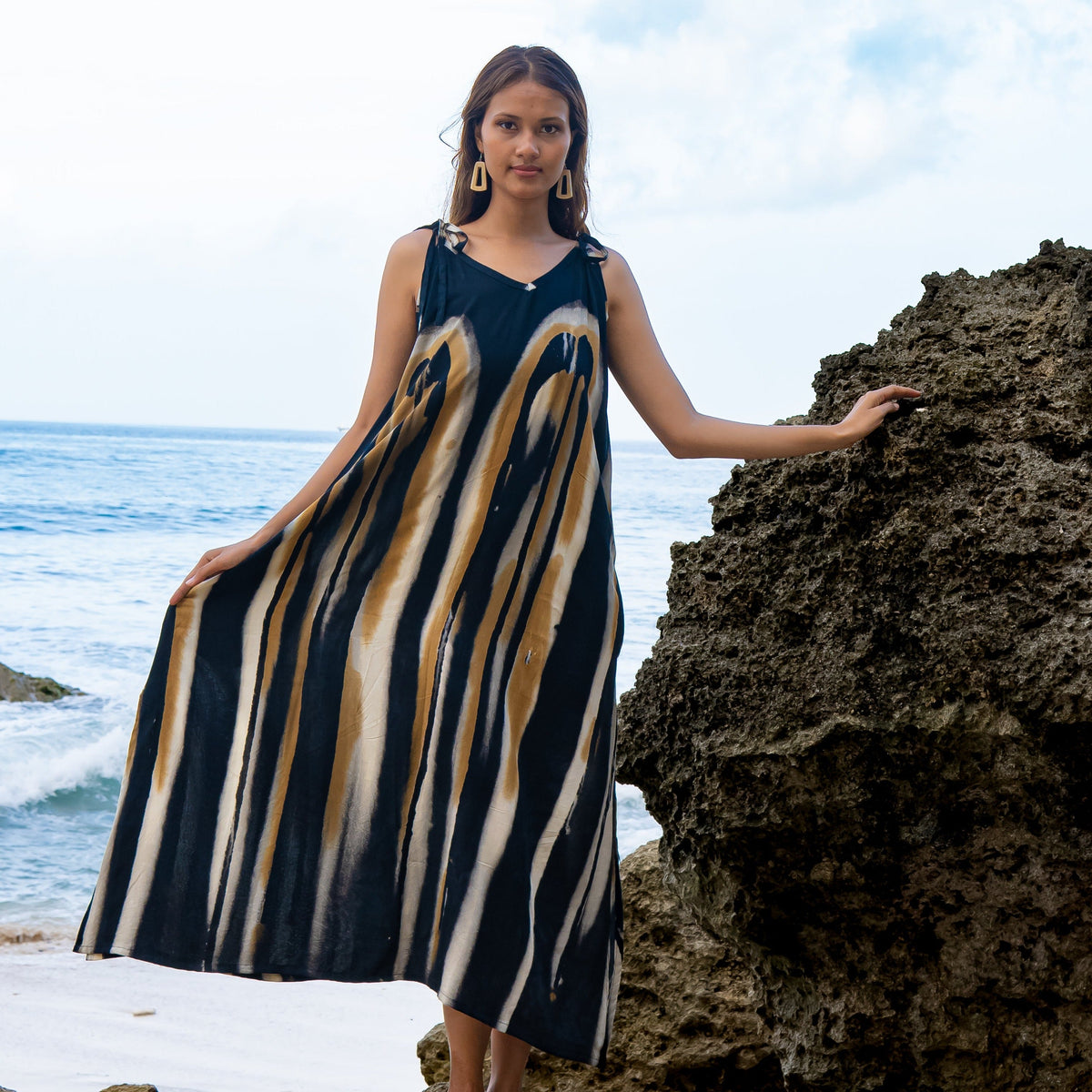 Robe longue audacieuse tie & dye abstraite gris et or