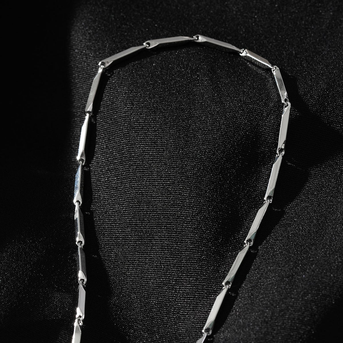 Style GUMIA Silver: Minimalist Geometric Shaped Beaded Chain Necklace