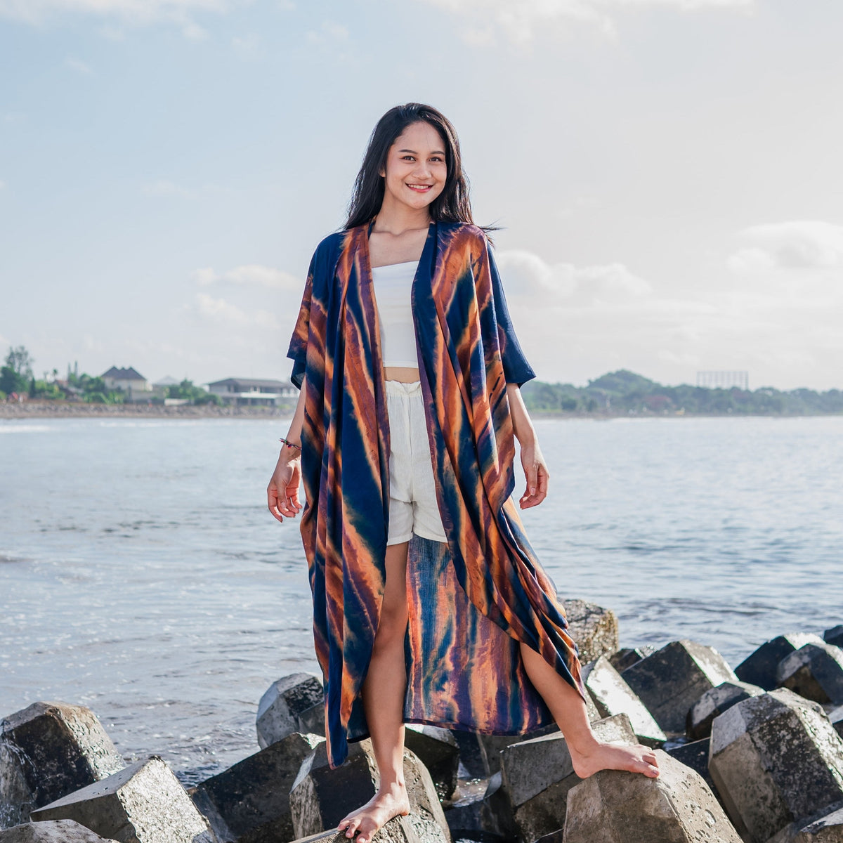 Long kimono abstrait tie-dye bleu marine et doré