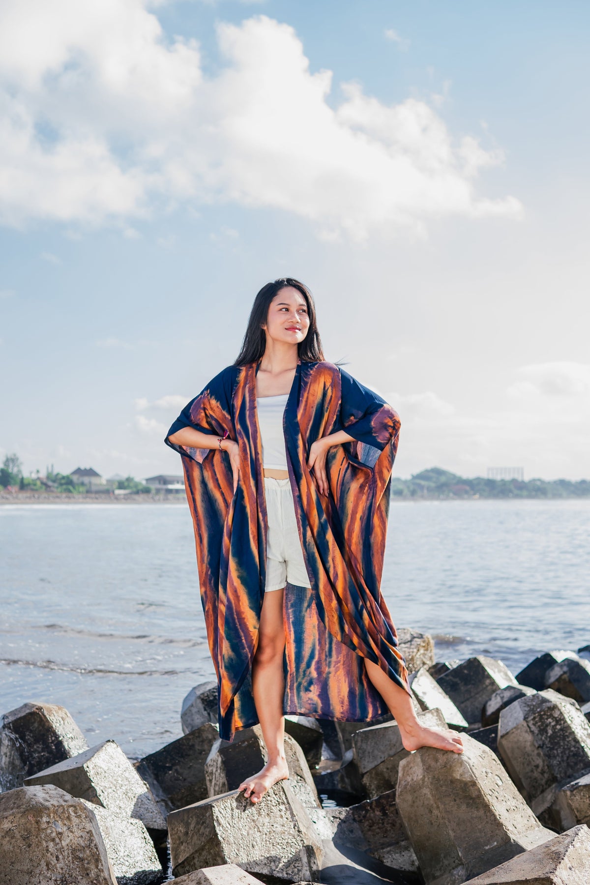 Long kimono abstrait tie-dye bleu marine et doré