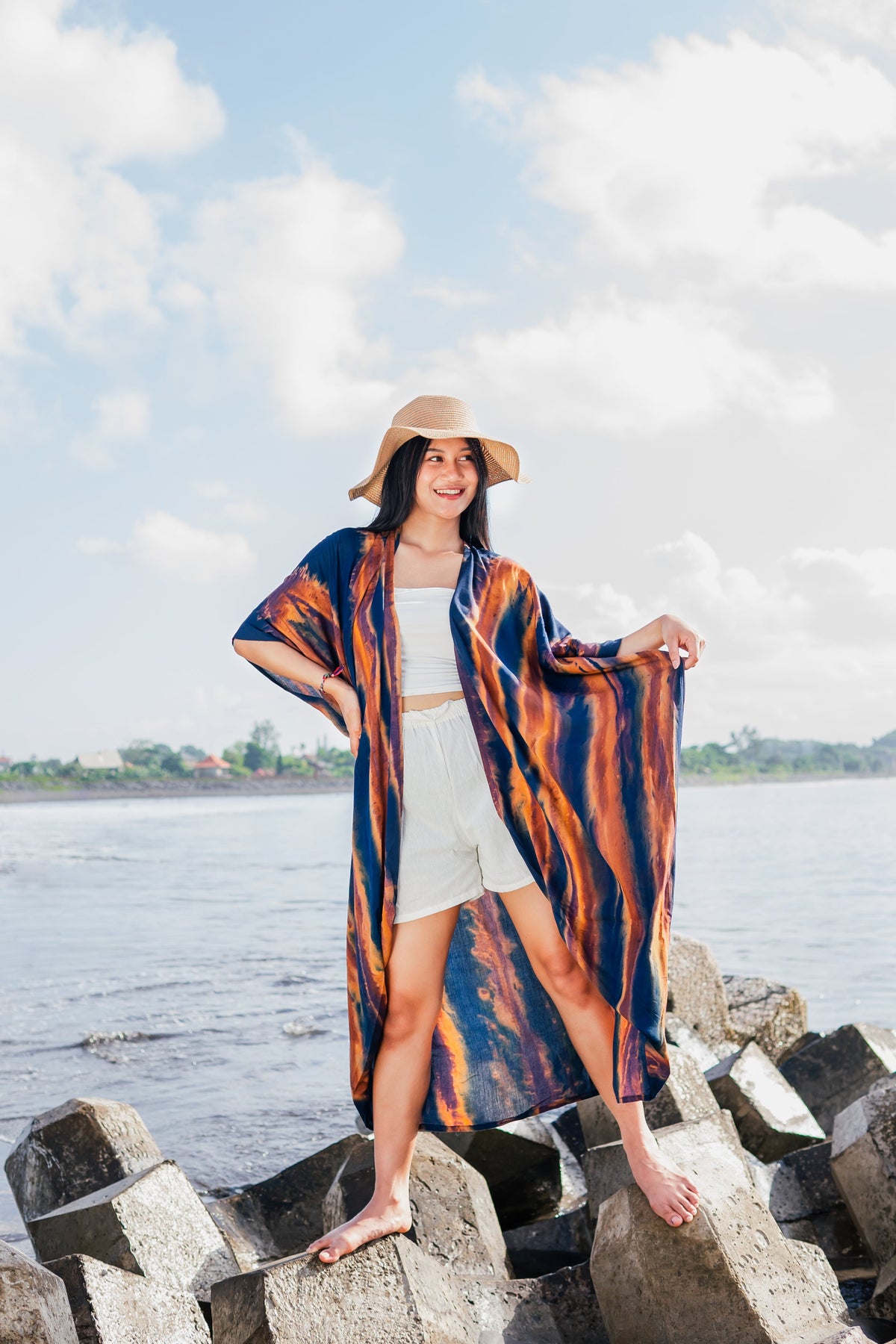 Long kimono abstrait tie-dye bleu marine et doré