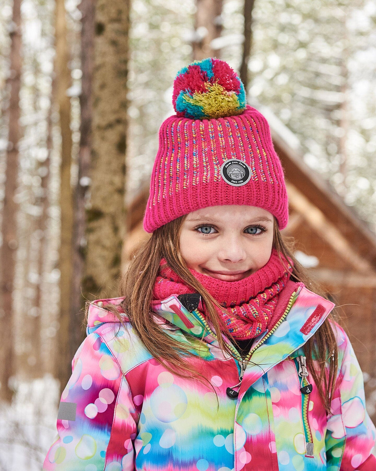 Bonnet en tricot rose et multicolore