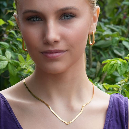 Collier GAURI asymétrique avec chaîne dorée texturée peau de serpent