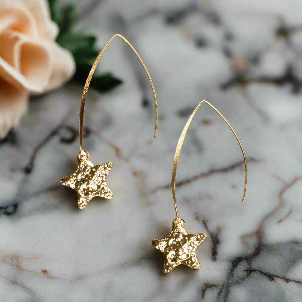 Boucles d'oreilles pendantes étoile martelée - Plaqué or