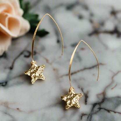 Boucles d'oreilles pendantes étoile martelée - Plaqué or