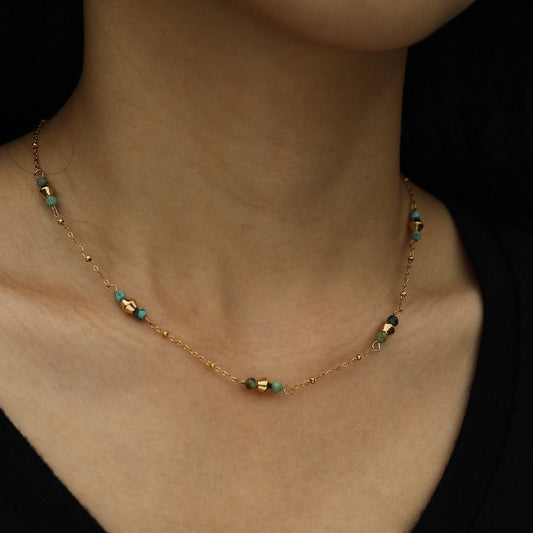 IMANI : Collier à fines chaînes dorées avec perles et pierres naturelles
