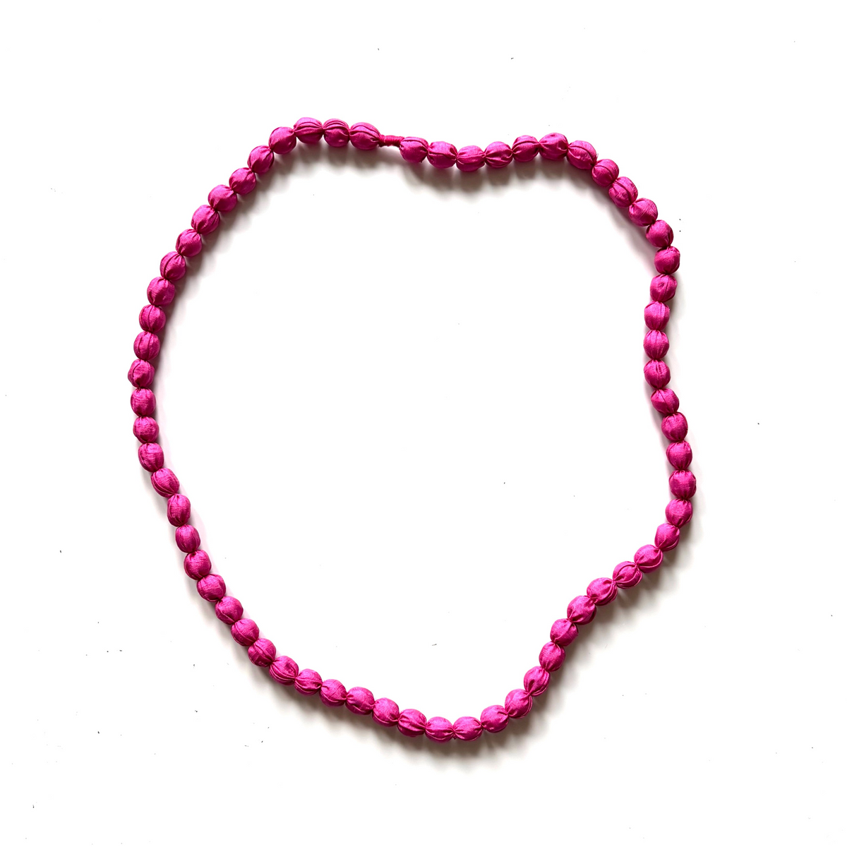 Collier simple en tissu avec perle