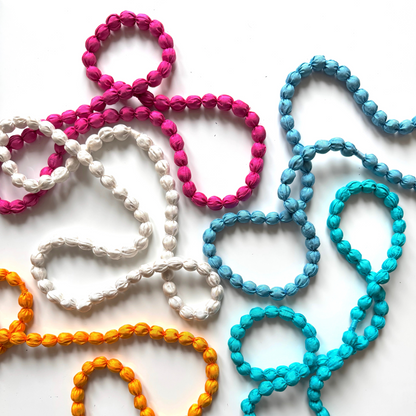 Collier simple en tissu avec perle