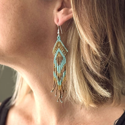 Boucle d'oreille perlée de style aztèque
