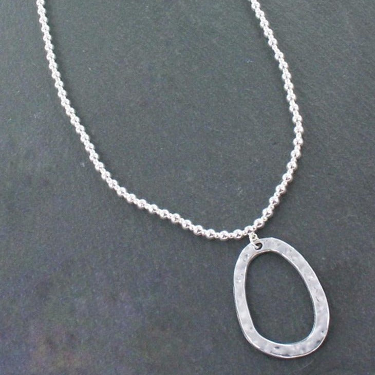Collier boule argentée avec pendentif ovale en plaqué argent