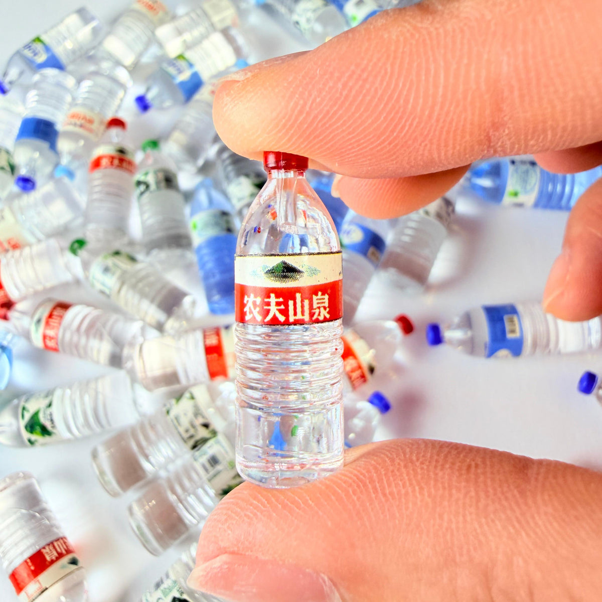Breloques Mini Bouteilles d'Eau Mixtes pour Projets DIY