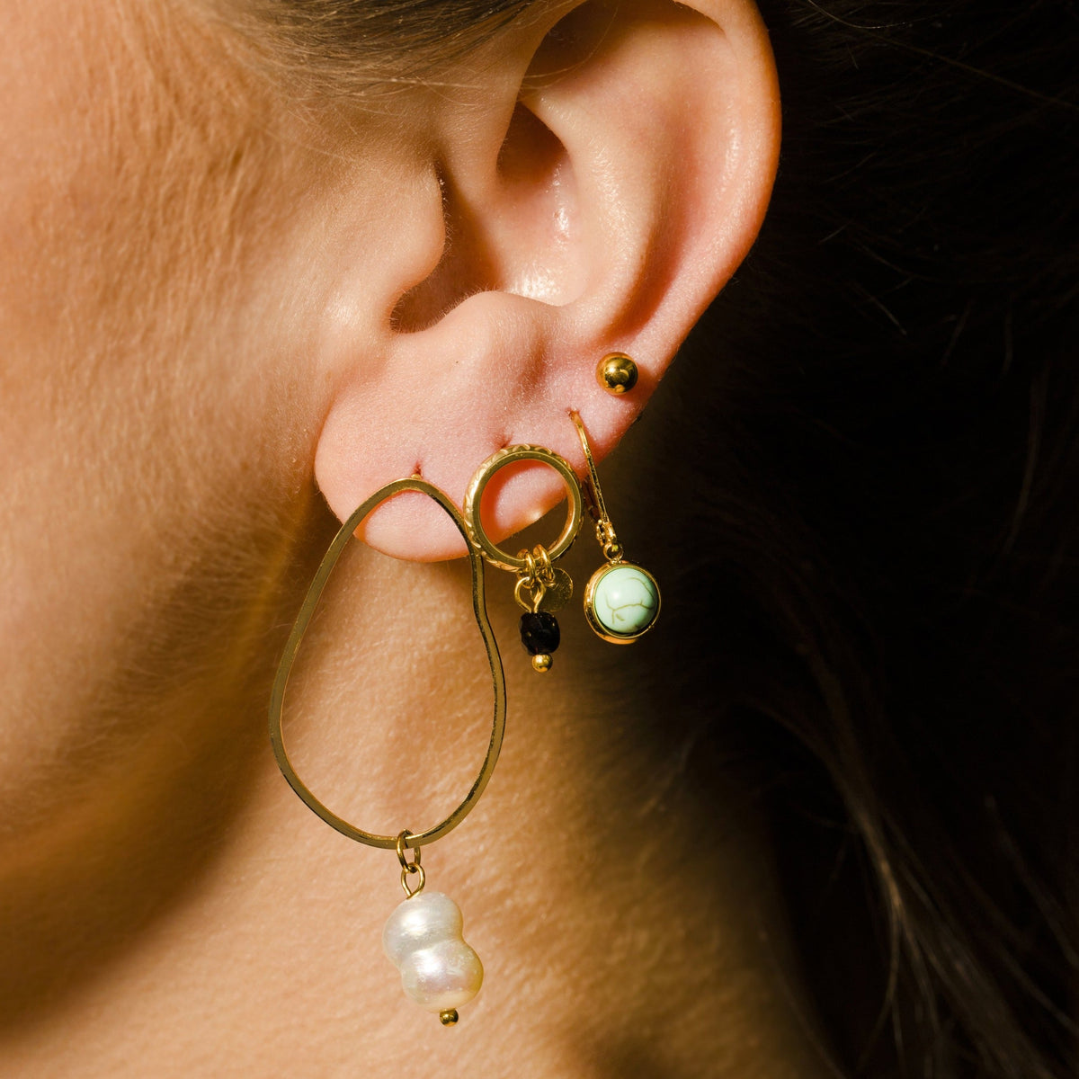 Style JAZMIN Noir-Or : Puces d'Oreilles avec Mini-Breloques