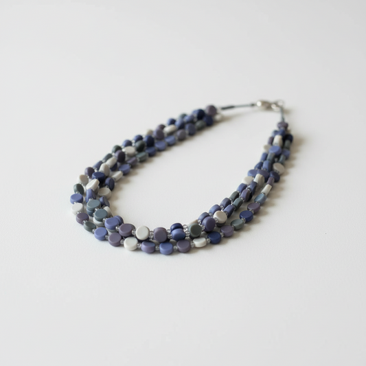 Collier disque en résine et perles de verre