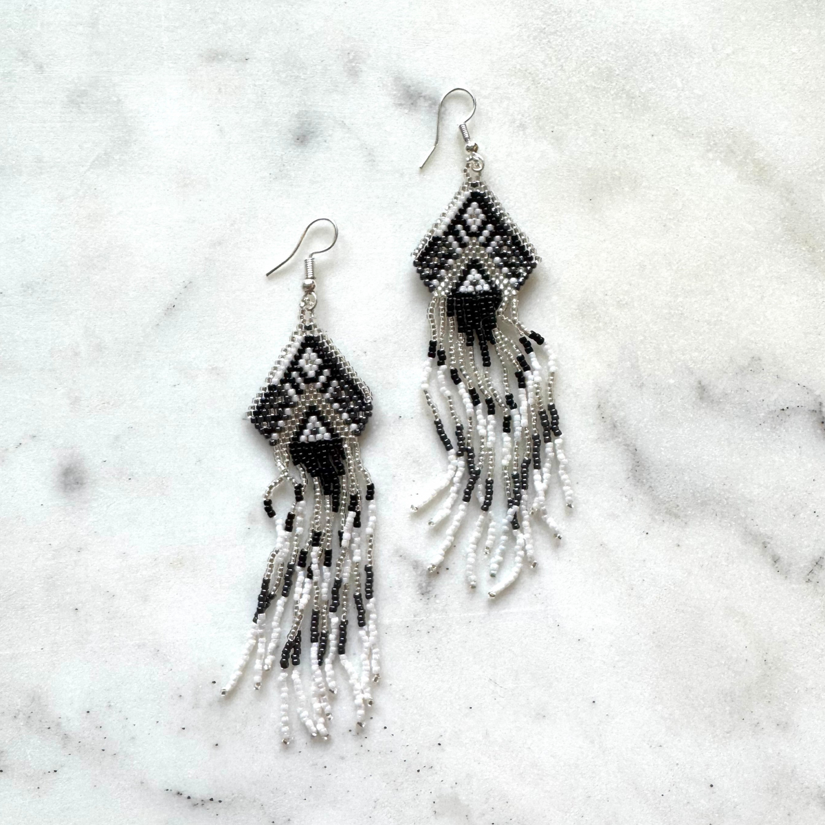 Boucle d'oreille perlée de style aztèque