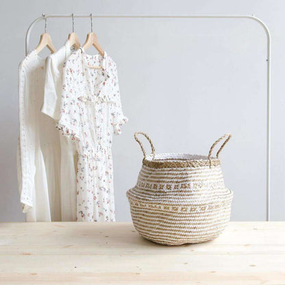Isak - Panier en jonc de mer avec décorations blanches