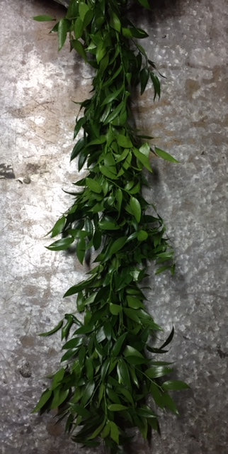 Chemin de table guirlande fraîche - Eucalyptus, Gypsophile, Ruscus
