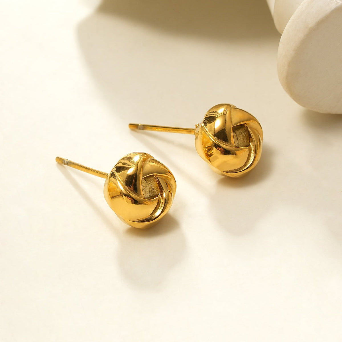 JATANI (Petit) Doré : Clous d'oreilles Nœud d'amour – Symbole intemporel d'amour éternel et élégant cadeau de joaillerie