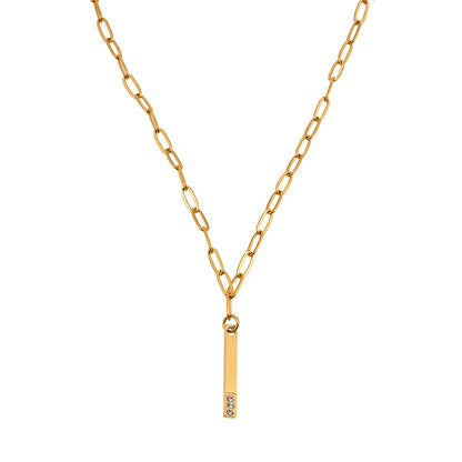 Style KORATIA : Collier Minimaliste avec Chaîne Trombone et Pendentif Barre Ornée de Zirconium Doré