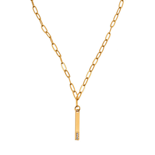 Style KORATIA : Collier Minimaliste avec Chaîne Trombone et Pendentif Barre Ornée de Zirconium Doré