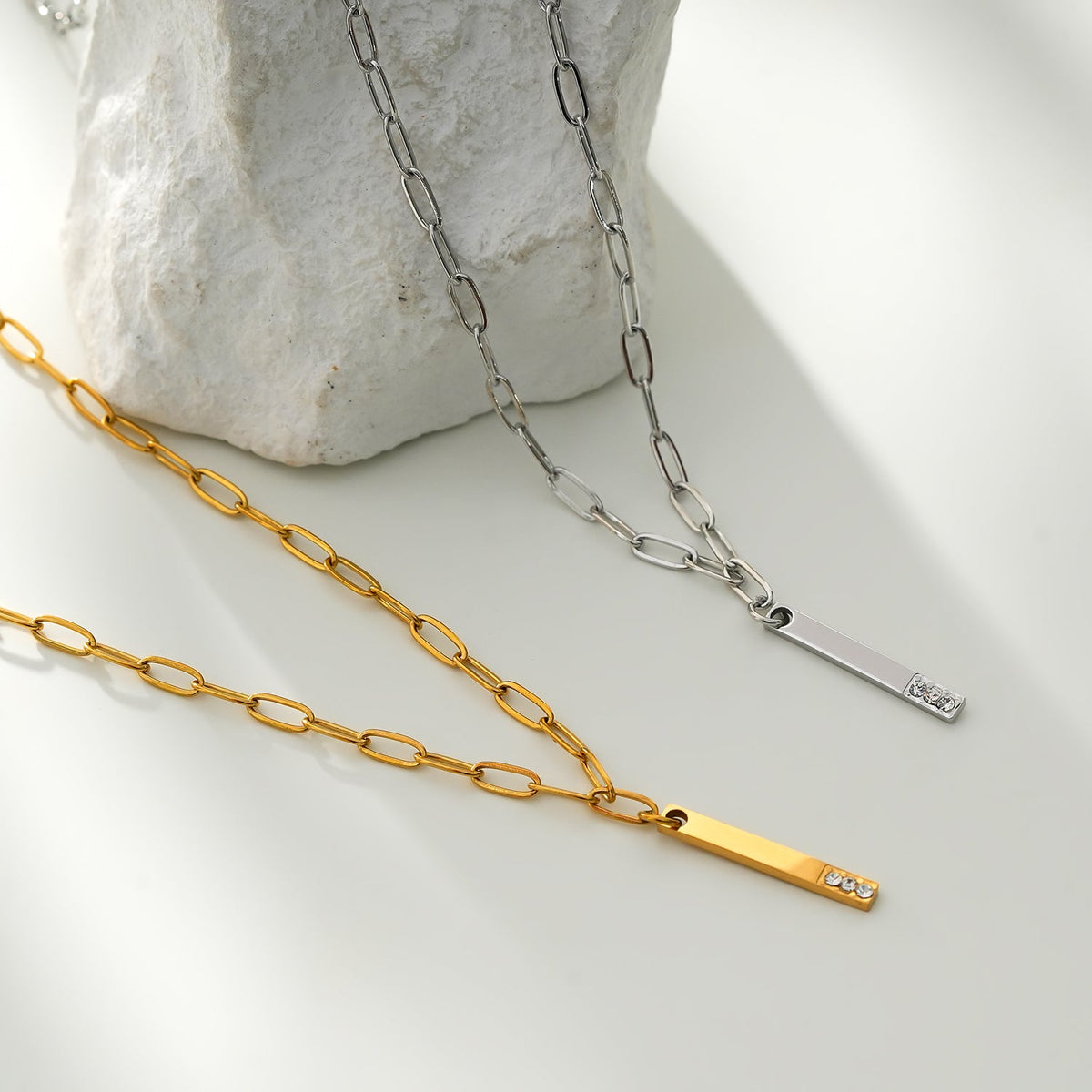 Style KORATIA : Collier Minimaliste avec Chaîne Trombone et Pendentif Barre Ornée de Zirconium Doré